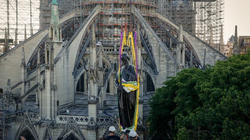 Notre-Dame de Paris: une première statue réinstallée sur la flèche de la...
