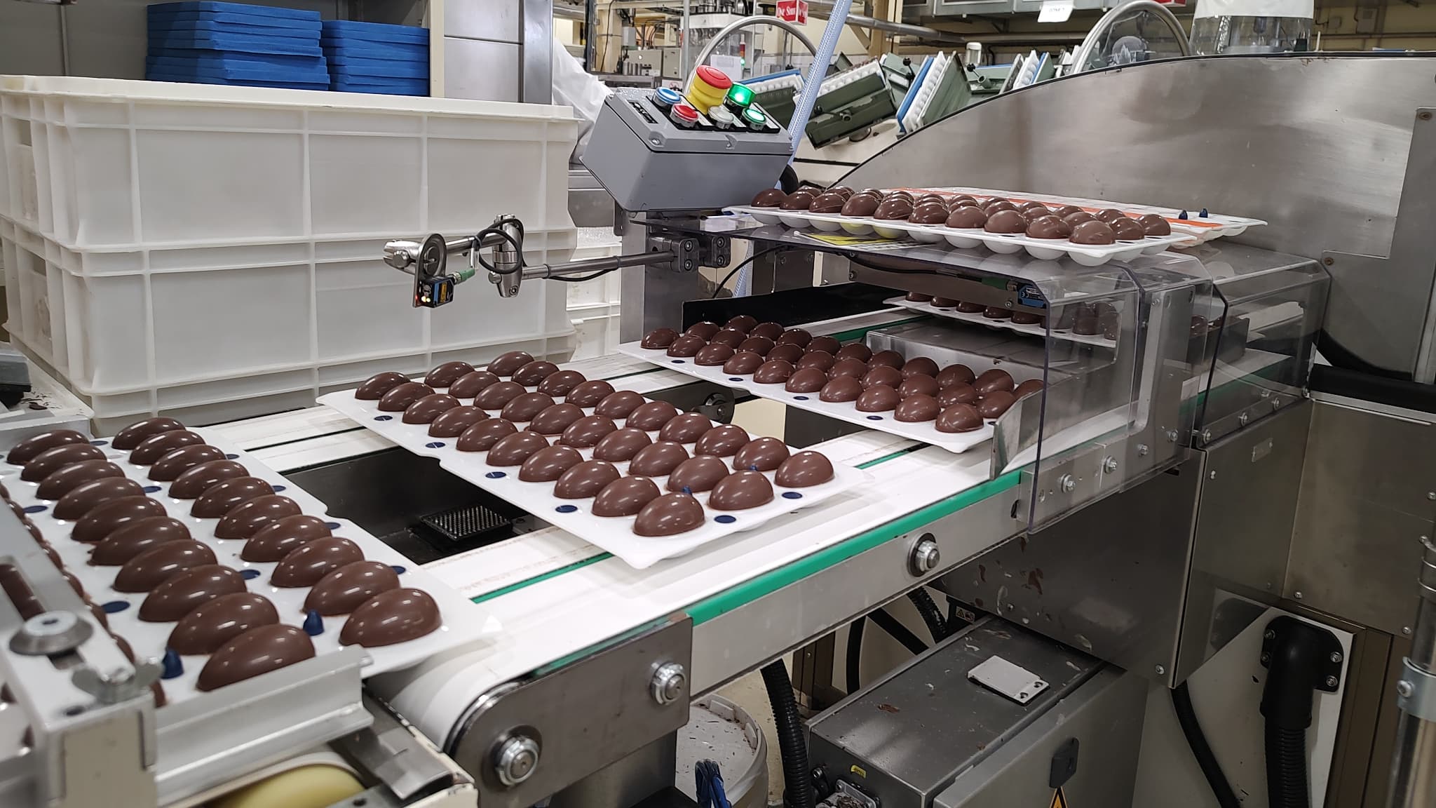 La production d'œufs de Pâques en "Choviva", dans l'usine Abtey.