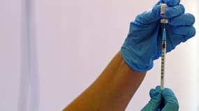 Une infirmière prépare une dose de vaccin Pfizer/BioNtech le 20 septembre 2021 à Derby, au Royaume-Uni 