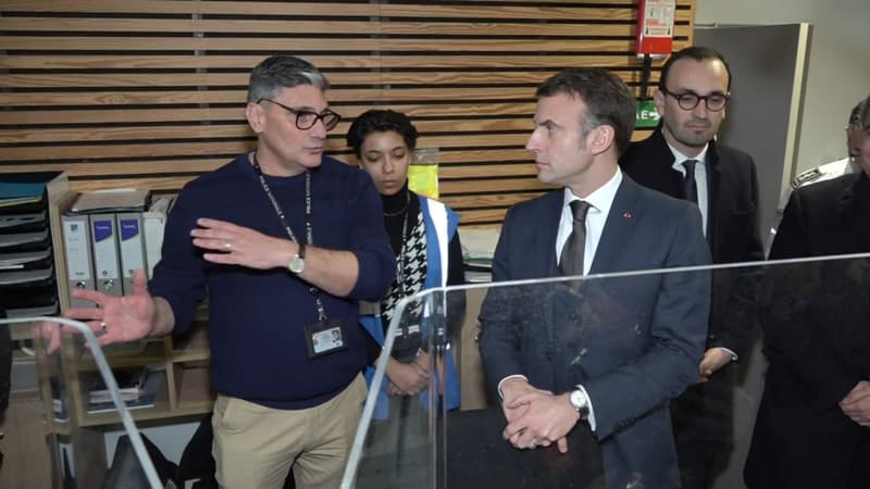 Suivez le déplacement d'Emmanuel Macron dans un commissariat de police de Bordeaux
