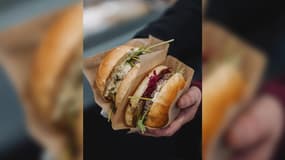Le chef Florent Ladeyn s'est vu intedire la vente de ses burgers 100% locaux aux halles de Wazemmes en raison d'une violation au règlement, selon la mairie de Lille.
