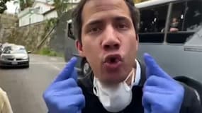 Capture d'écran a partir d'une vidéo fournie par l'équipe de Juan Guaido, du leader de l'opposition vénézuélienne dans une rue de Caracas s'adressant à des passants, le 6 juin 2020