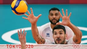 Le Français Nicolas le Goff bloque la balle lors du match de groupes contre la Tunisie aux Jeux de Tokyo, le 26 juillet 2021