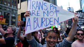 Des manifestants réunis contre la décision de Donald Trump d'interdire l'armée aux personnes transgenres, le 26 juillet 2017. 