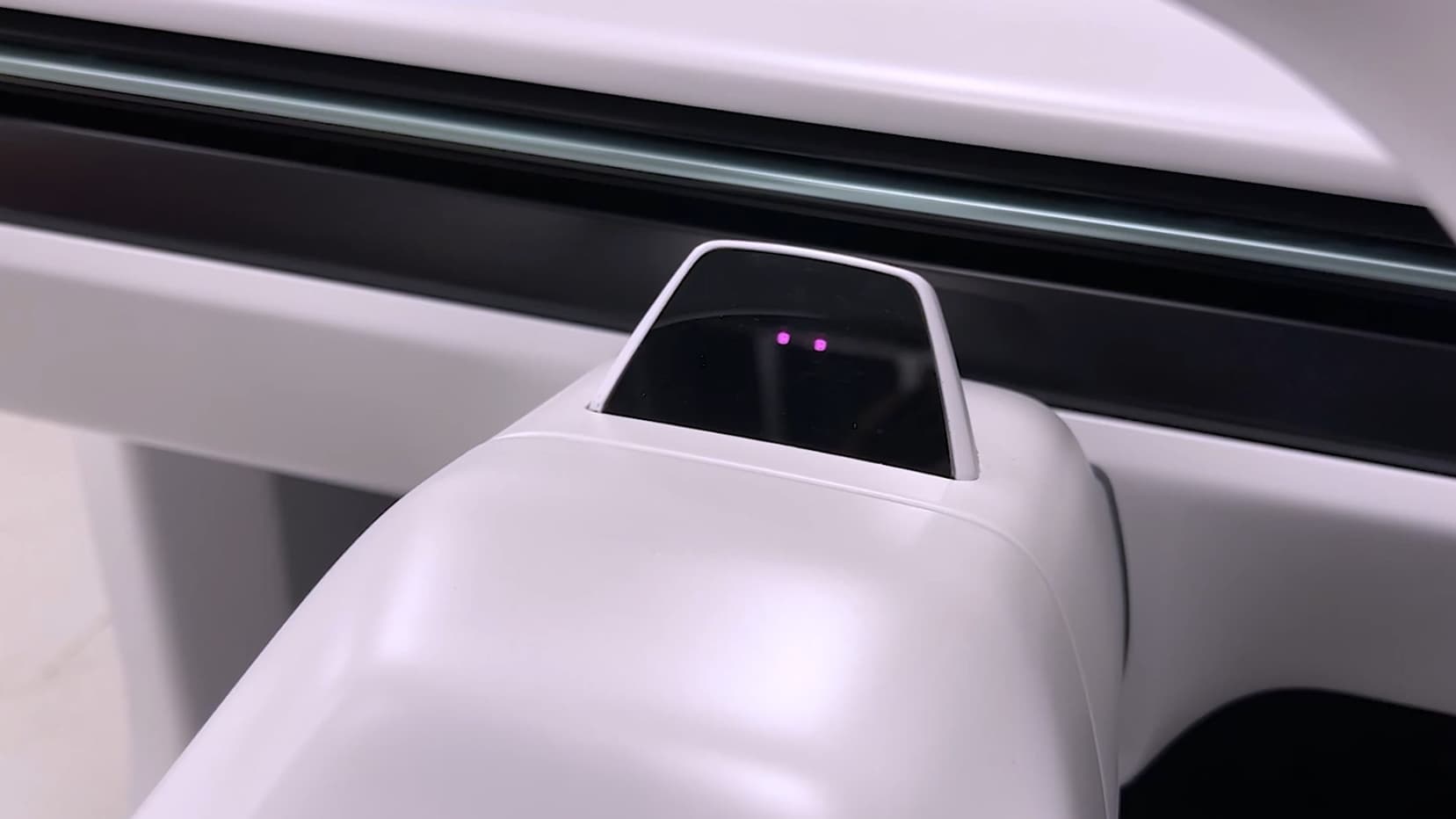 Cette caméra installée derrière le volant surveille différents paramètres sur le visage du conducteur afin de déterminer s'il est bien concentré sur la route. Cette caméra installée derrière le volant surveille différents paramètres sur le visage du conducteur afin de déterminer s'il est bien concentré sur la route.