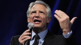 Devant quelque 500 sympathisants dimanche, Dominique de Villepin a affirmé "bien sentir" la campagne pour l'élection présidentielle, reprenant ainsi les mots de Nicolas Sarkozy, mais il n'a rien dit de ses intentions pour 2012. /Photo d'archives/REUTERS/J