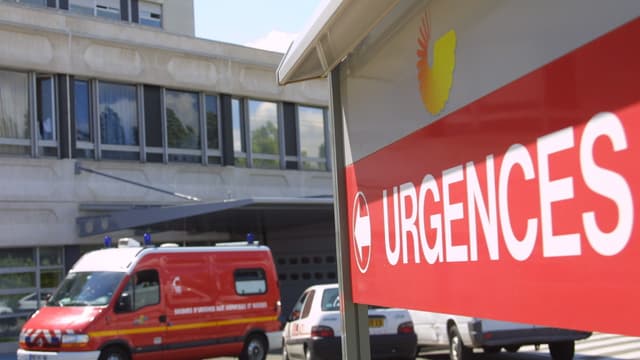 Une femme a accouché sous la pluie devant un hôpital faute de lits suffisants