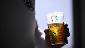 Un fan anglais tenant une bière à l'Euro 2024