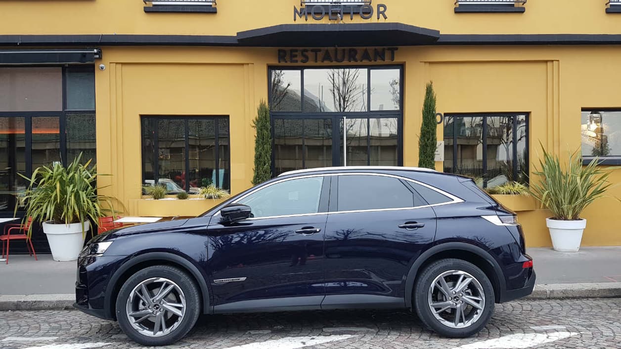 Après une longue attente, voilà ce famaux DS7 Crossback qui nous attend devant le restaurant pour une première rencontre.