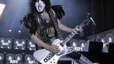 Actuellement en tournée en Australie, Paul Stanley, chanteur et guitariste du groupe de hard rock grimé américain Kiss, propose de casser sa guitare sur scène et de dédier son geste à un fan pour la modique somme de 5.500 dollars. /Photo d'archives/REUTER