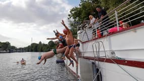 Baignade dans la Seine à l'Ile-Saint-Denis (en banlieue parisienne), le 2 juillet 2023