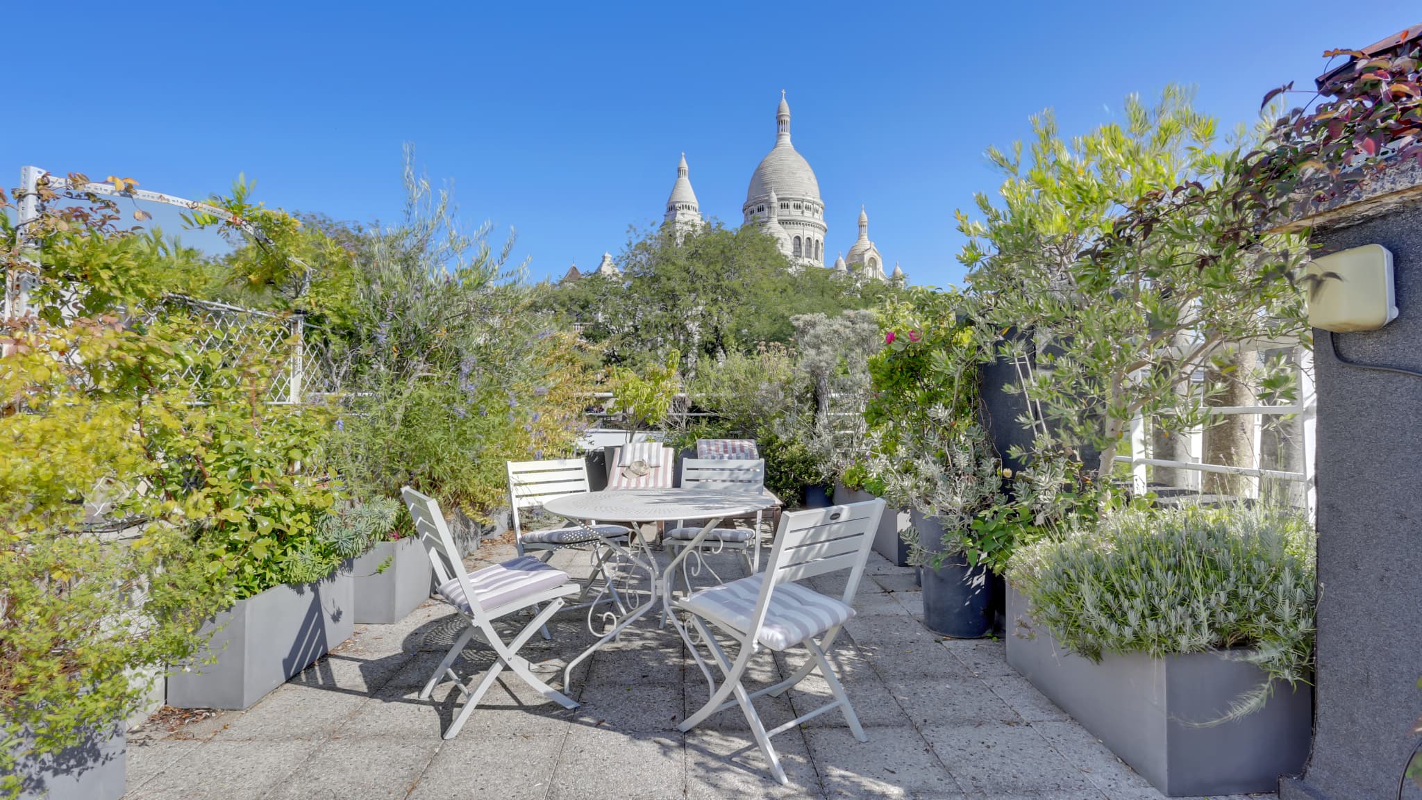 Butte Montmartre : appartement dans un immeuble Art Déco situé dans dans le 18e dispose d'une terrasse de 30m² avec une vue imprenable sur le Sacré-Cœur. Butte Montmartre : appartement dans un immeuble Art Déco situé dans dans le 18e dispose d'une terrasse de 30m² avec une vue imprenable sur le Sacré-Cœur.