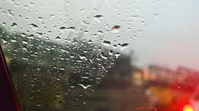 Des gouttes de pluie sur un pare-brise (Photo d'illustration).