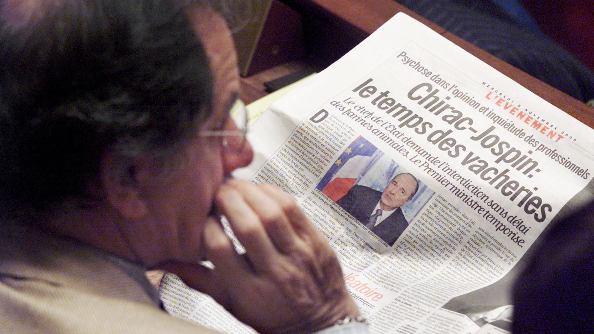 Le député écologiste Noël Mamère à l'Assemblée nationale, avec un exemplaire du quotidien Libération le 8 novembre 2000 Le député écologiste Noël Mamère à l'Assemblée nationale, avec un exemplaire du quotidien Libération le 8 novembre 2000
