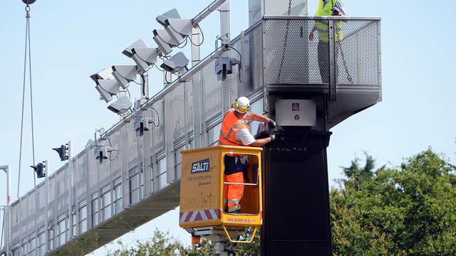 Démantèlement d'un portique écotaxe, sur la N17 entre Nantes et Saint-Nazaire, en juin dernier.