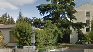 Des identitaires ont érigé un "mur anti-migrant" à l'endroit où doit prochainement ouvrir un centre d'accueil de migrants, ici, rue du Moulin de Sémalen, à Montpellier.