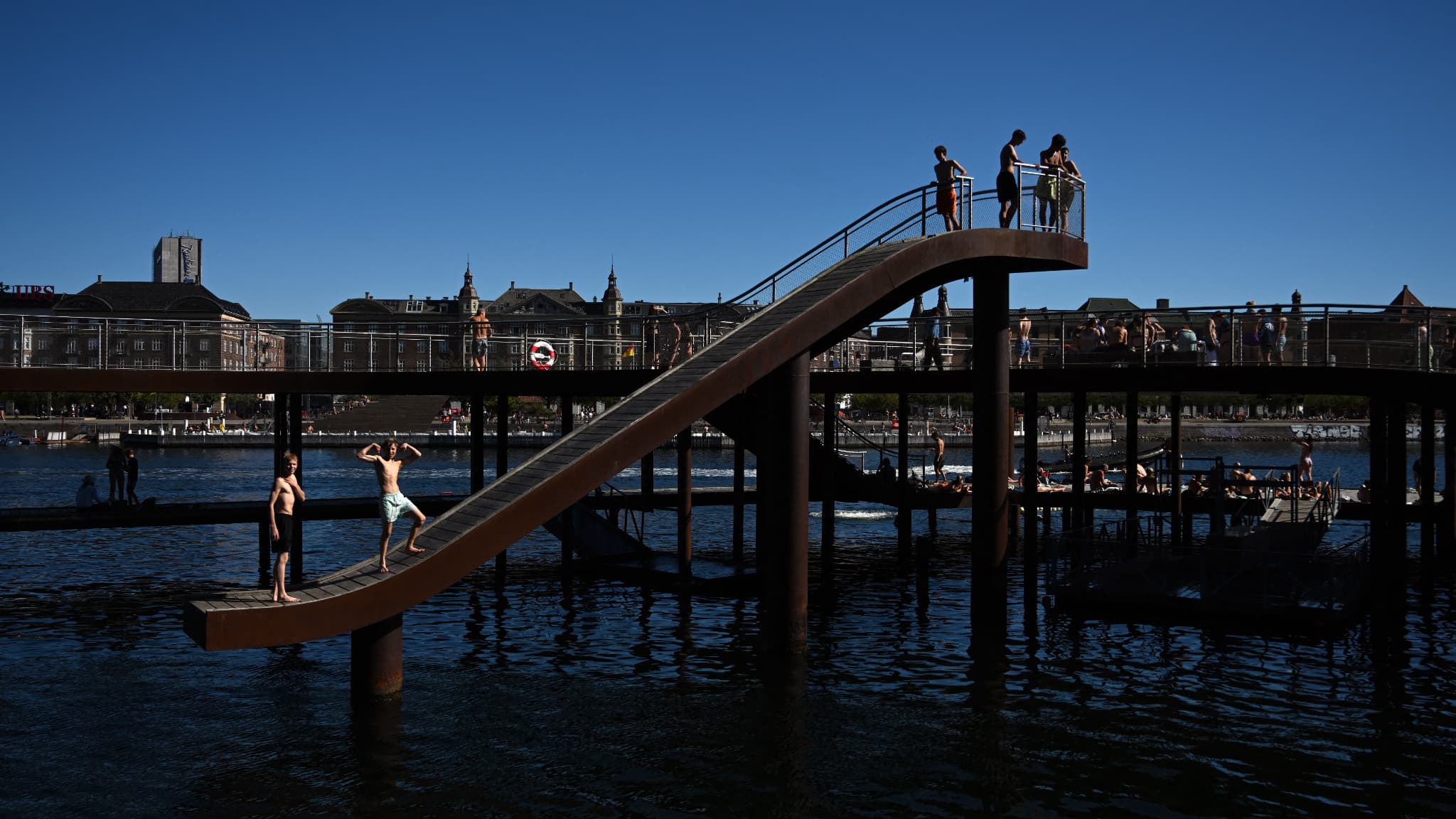 Des personnes plongent dans l'eau et bronze à Kalvebod Brygge à Copenhague, au Danemark, le 24 août 2022. Des personnes plongent dans l'eau et bronze à Kalvebod Brygge à Copenhague, au Danemark, le 24 août 2022.