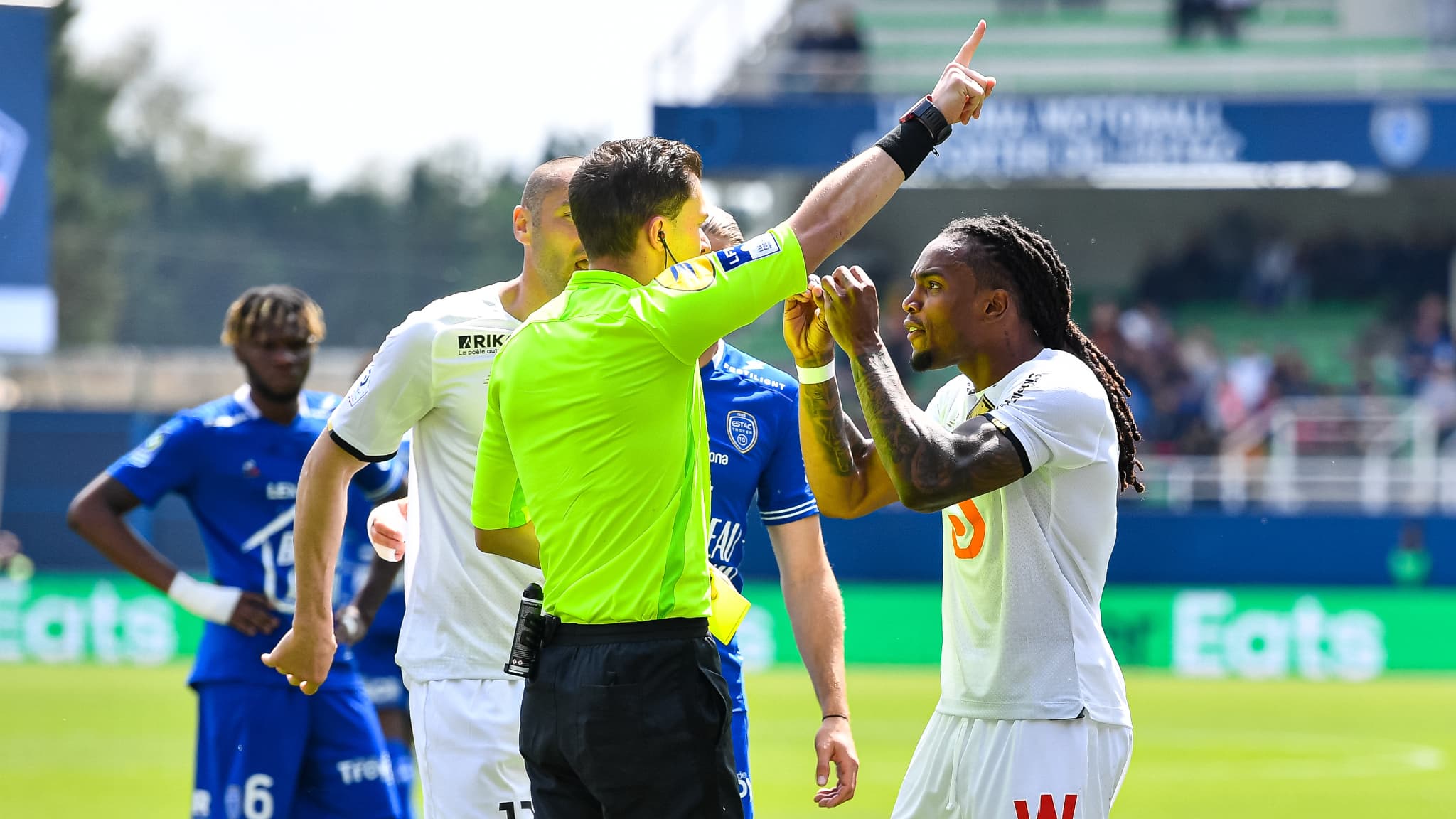 Renato Sanches formant deux zéros avec ses mains Renato Sanches formant deux zéros avec ses mains
