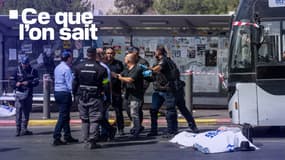Un cadavre dans un sac mortuaire est visible au sol après une attaque armée au carrefour de Ramot, à l'entrée de Jérusalem-Est, qui a fait cinq morts et plusieurs blessés le 8 septembre 2025. 