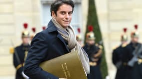 Le porte-parole du gouvernement, Gabriel Attal, quitte le palais de l'Elysée après le conseil des ministres le 1er décembre 2021 à Paris
