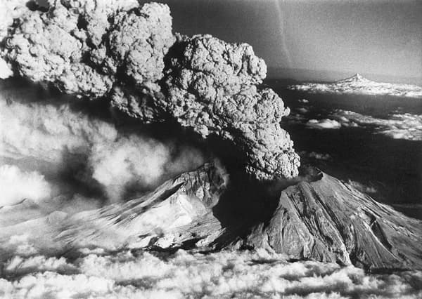 Un nuage de cendres s'échappe du cratère du Mont Saint Helens lors de son éruption, le 18 mai 1980 près de Spirit Lake, aux États-Unis.