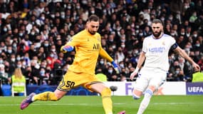 Gianluigi Donnarumma face au pressing de Karim Benzema, le 9 mars 2022