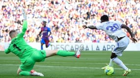 Vinicius Junior dribble le gardien du Barça Marc-Andre ter Stegen lors de la victoire du Real Madrid dans le clasico au Camp Nou, le 24 octobre 2021 