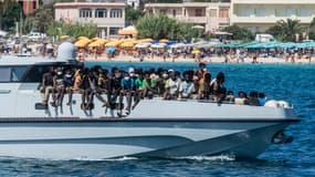 De nouveaux migrants arrivent sur un bateau de la Guardia di Finanza à Lampedusa, en Italie, le 15 septembre 2023