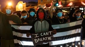 Des manifestants à Minneapolis suite à la mort de George Flohd, le 26 mai 2020