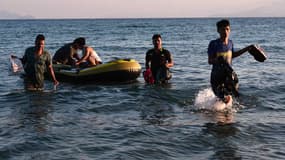 Un groupe de migrants débarque sur l'île de Kos, au large de la Grèce