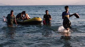 Un groupe de migrants débarque sur l'île de Kos, au large de la Grèce