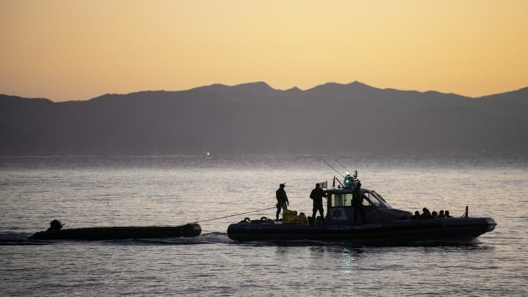 Un bateau de garde-côte tracte un bateau pneumatique utilisé par des migrants pour rejoindre la Grèce, en 2019. PHOTO D'ILLUSTRATION