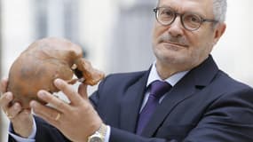 Jean-Jacques Hublin avec le crâne d'homo sapiens.