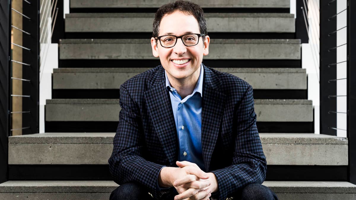 Chris Capossela parcourt les travées de Microsoft depuis plus de 30 ans.