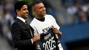 Le président du PSG Nasser Al-Khelaïfi (g) annonce que Kylian Mbappé (d) reste au PSG, le 21 mai 2022 au Parc des Princes  