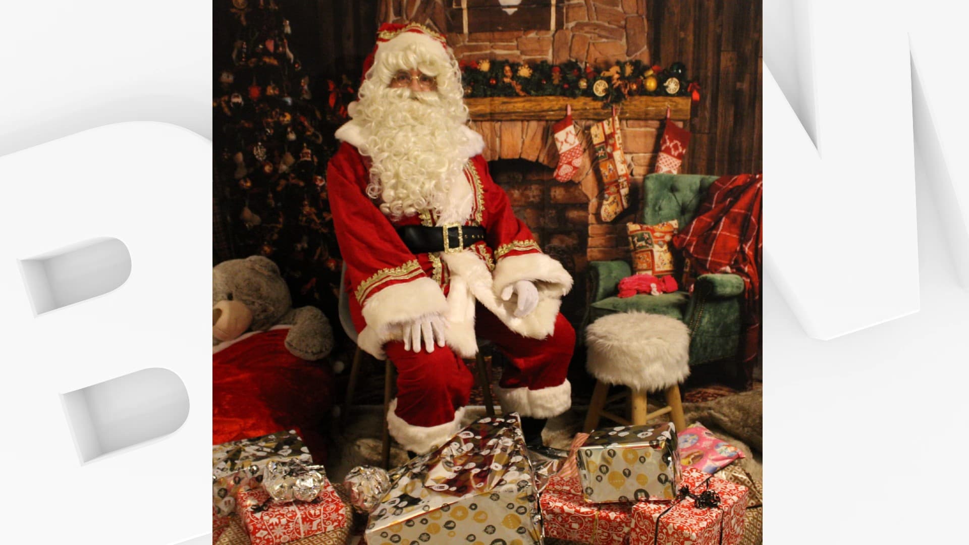 Sylvain Bolinio dans son costume de père Noël, prêt à accueillir des enfants pour quelques photos.
