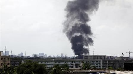 Colonne de fumée au-dessus d'Abidjan. La France, bien qu'impatiente de voir Laurent Gbagbo abdiquer face à Alassane Ouattara, n'est pas impliquée dans les combats en cours à Abidjan autour de la résidence du président ivoirien sortant. /Photo prise le 6 a