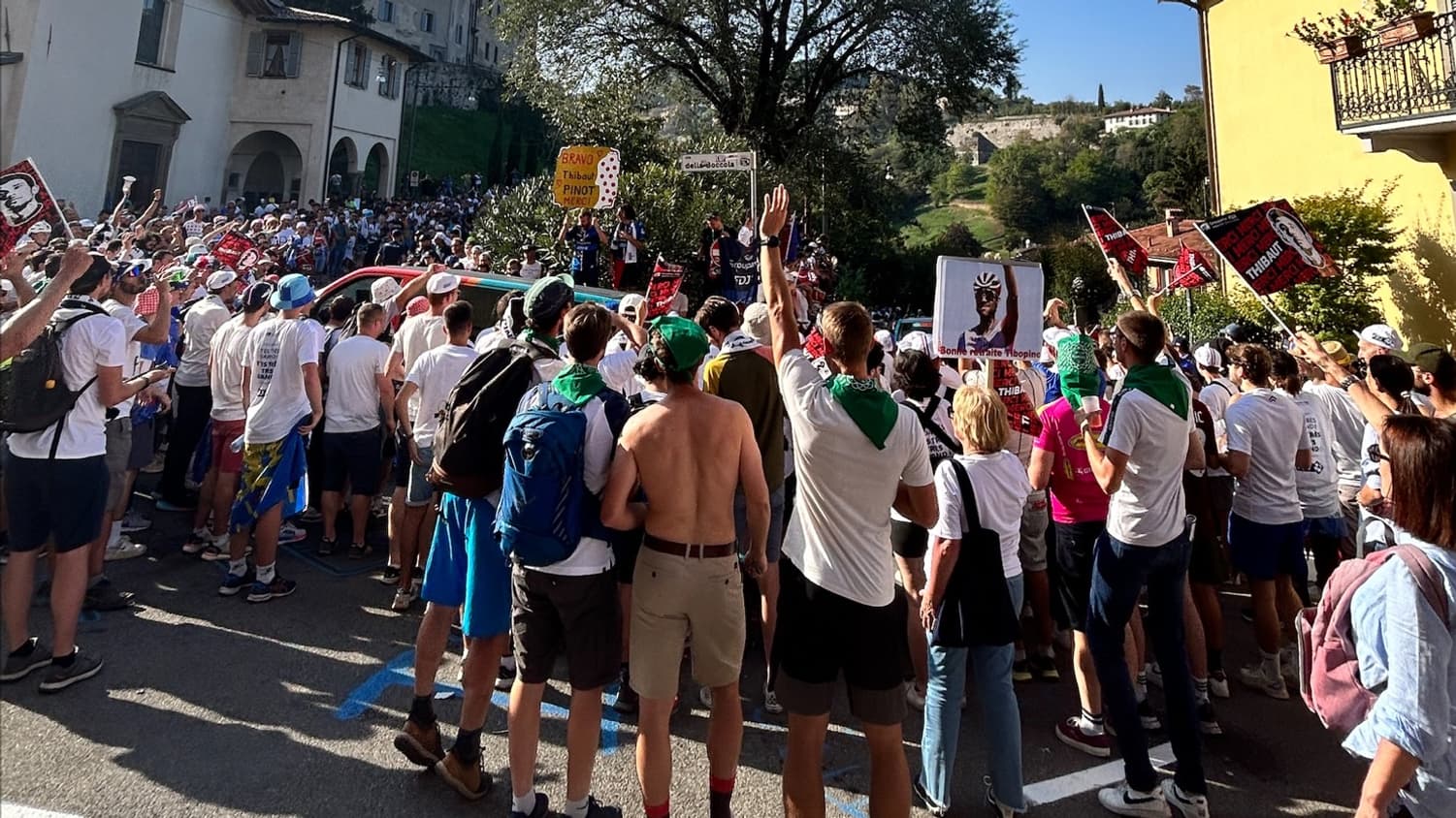 Il y a du monde dans la Curva Pinot lors du Tour de Lombardie, le 7 octobre 2023. Il y a du monde dans la Curva Pinot lors du Tour de Lombardie, le 7 octobre 2023.