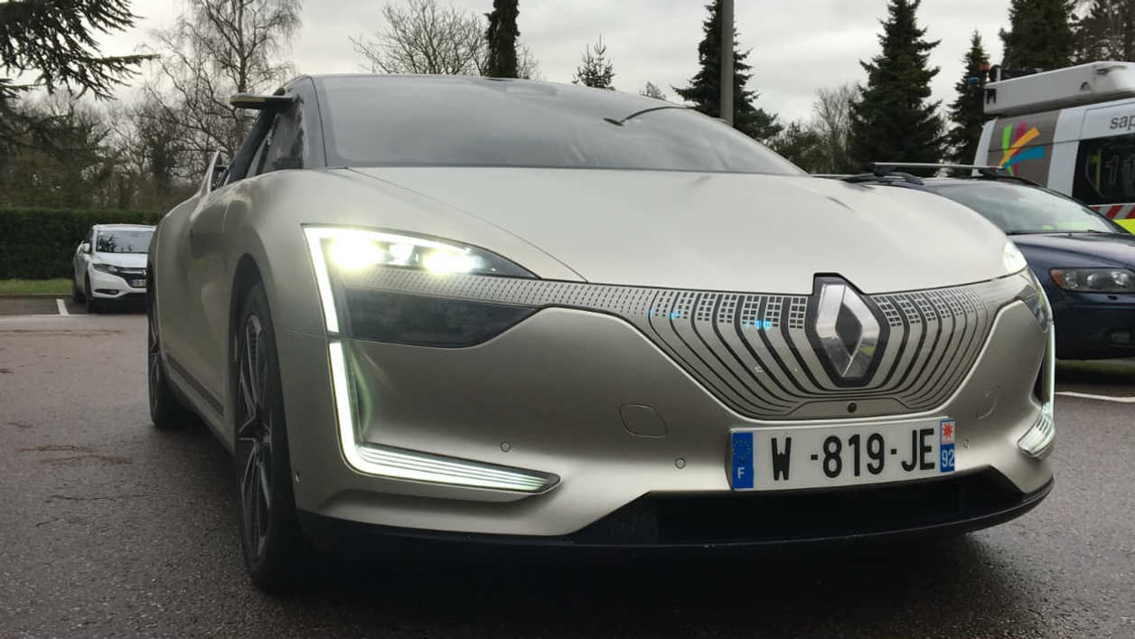 Lancé en 2015, le projet Symbioz occupe à temps plein une trentaine de personnes. Mais ce sont des chercheurs de différents départements du conducteur, qui ont en plus travaillé sur ce projet. Nissan a également apporté des briques, par exemple au niveau de la chaine de traction électrique. Lancé en 2015, le projet Symbioz occupe à temps plein une trentaine de personnes. Mais ce sont des chercheurs de différents départements du conducteur, qui ont en plus travaillé sur ce projet. Nissan a également apporté des briques, par exemple au niveau de la chaine de traction électrique.