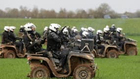 Des gendarmes mobiles sur des quads lors de heurts entre forces de l'ordre et opposants à la construction de "bassines" de rétention d'eau, à Sainte-Soline dans les Deux-Sèvres, le 25 mars 2023