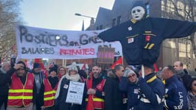 Des postiers manifestant contre le projet de réforme des retraites, à Lille, le 7 février 2023.