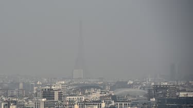 Malgré le pic pollution à Paris, décision a été prise de ne pas invoquer la circulation alternée ce vendredi. Toutefois une baisse généralisée de la vitesse va être mise en place.