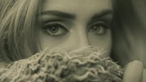 Adele dans son nouveau clip, "Hello". 