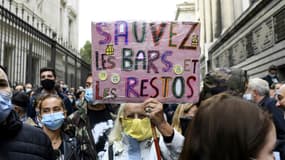 Un homme brandit une pancarte proclamant "Sauvez les bars et les restos" lors d'une manifestation à Marseille le 25 septembre 2020