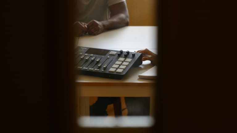 Un prisonnier participe à un atelier radio dans l'Unité des détenus violents de la prison de Fleury-Mérogis, en Essonne, le 21 juin 2023 (Illustration)