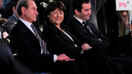 Martine Aubry entourée du maire de Paris, Bertrand Delanoë (à gauche) et du porte-parole du Parti socialiste, Benoît Hamon. Devant les socialistes réunis samedi à Paris pour leur convention sur "l'égalité réelle", le premier secrétaire du PS a dénoncé "le