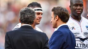 Emmanuel Macron remercie Guilhem Guirado avant la finale de Top 14, le 24 juin 2022