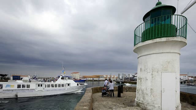 Dans la seule station-service de l’île, le carburant dépasse les deux euros le litre.