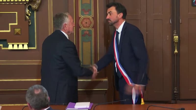 DIRECT. Municipales 2026: Jean-Michel Aulas remet l'écharpe de maire à Grégory Doucet