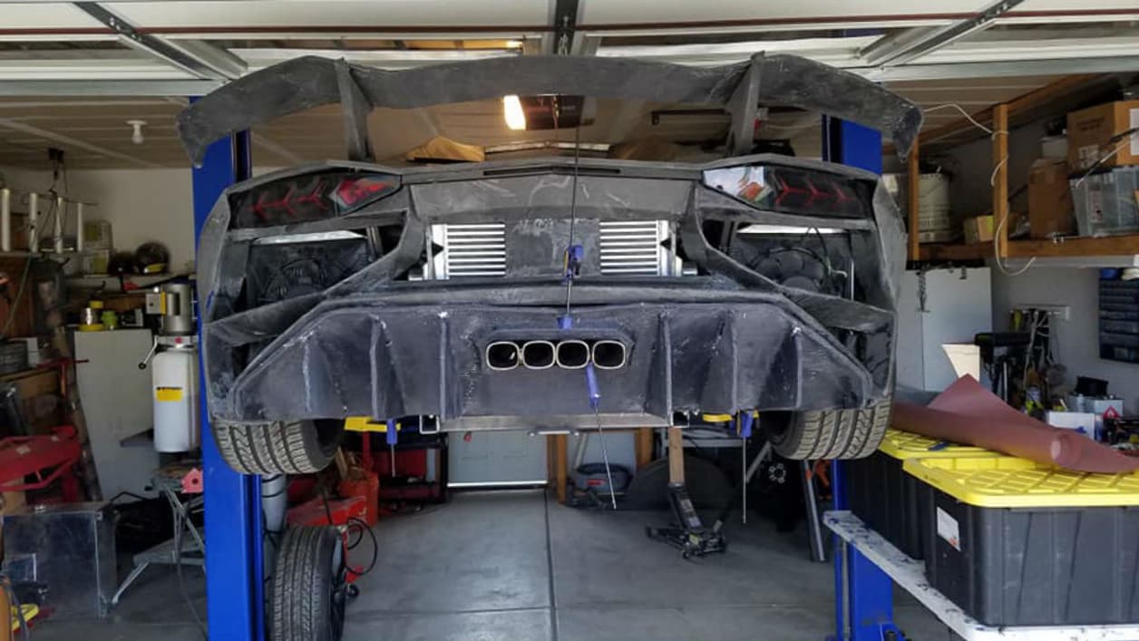 La quadrulple sorties d'échappement de l'Aventador SV  a bien été reproduite.